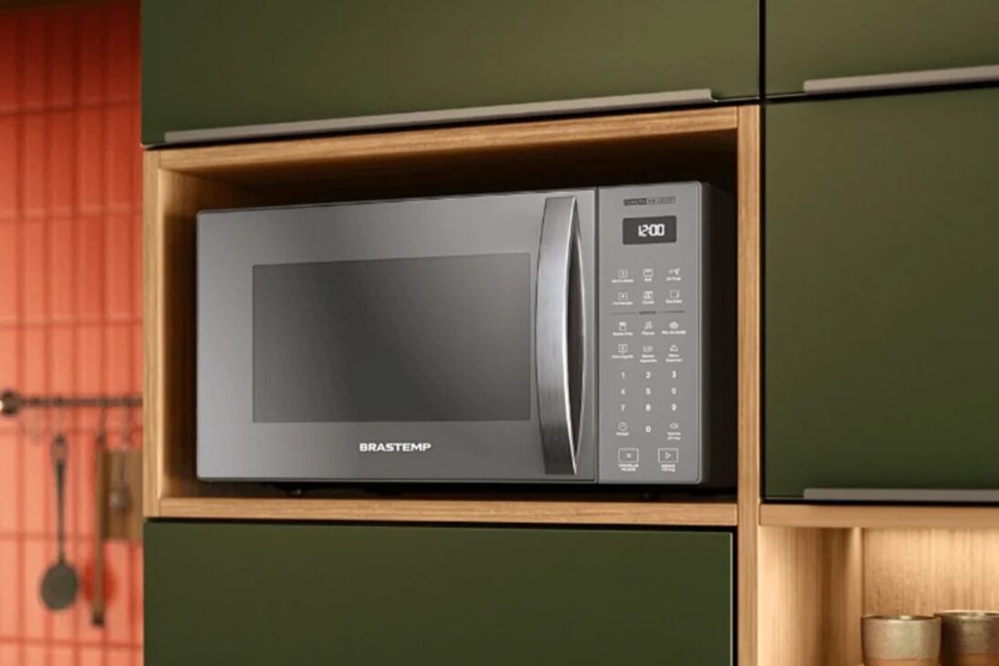 Panasonic, Brastemp e Cuisinart lançam micro-ondas com air fryer que economizam espaço e tempo