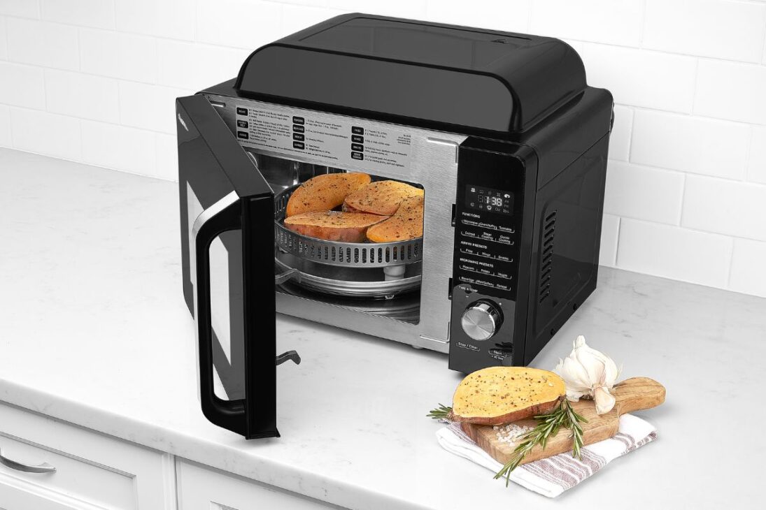 Panasonic, Brastemp e Cuisinart lançam micro-ondas com air fryer que economizam espaço e tempo