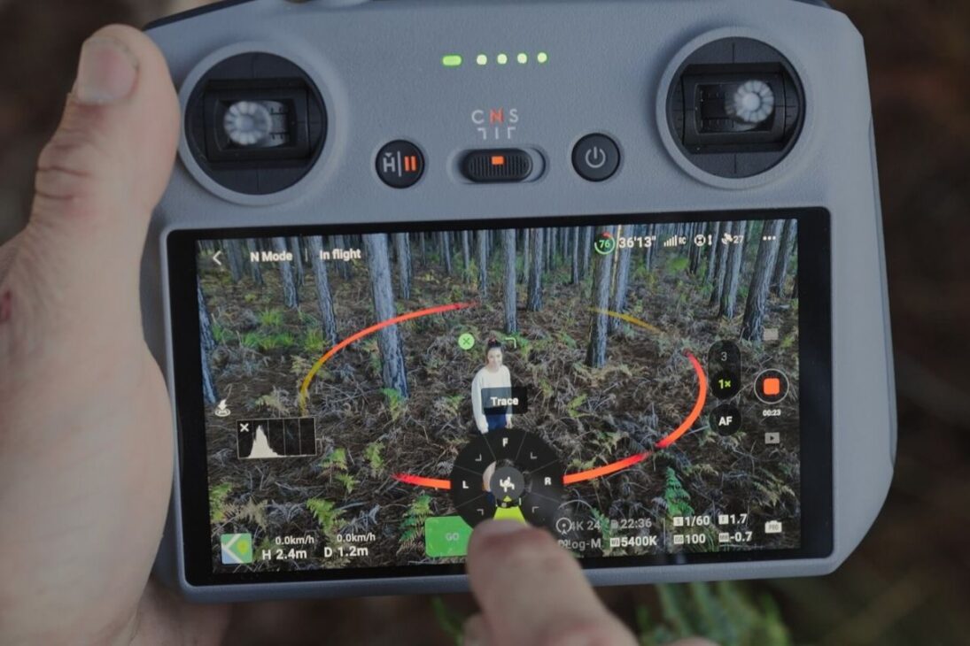 Pesando só 249 gramas, o DJI Mini 4 Pro grava em 4K a 100fps, desvia de obstáculos em 360° e transmite vídeo a 20 km de distância