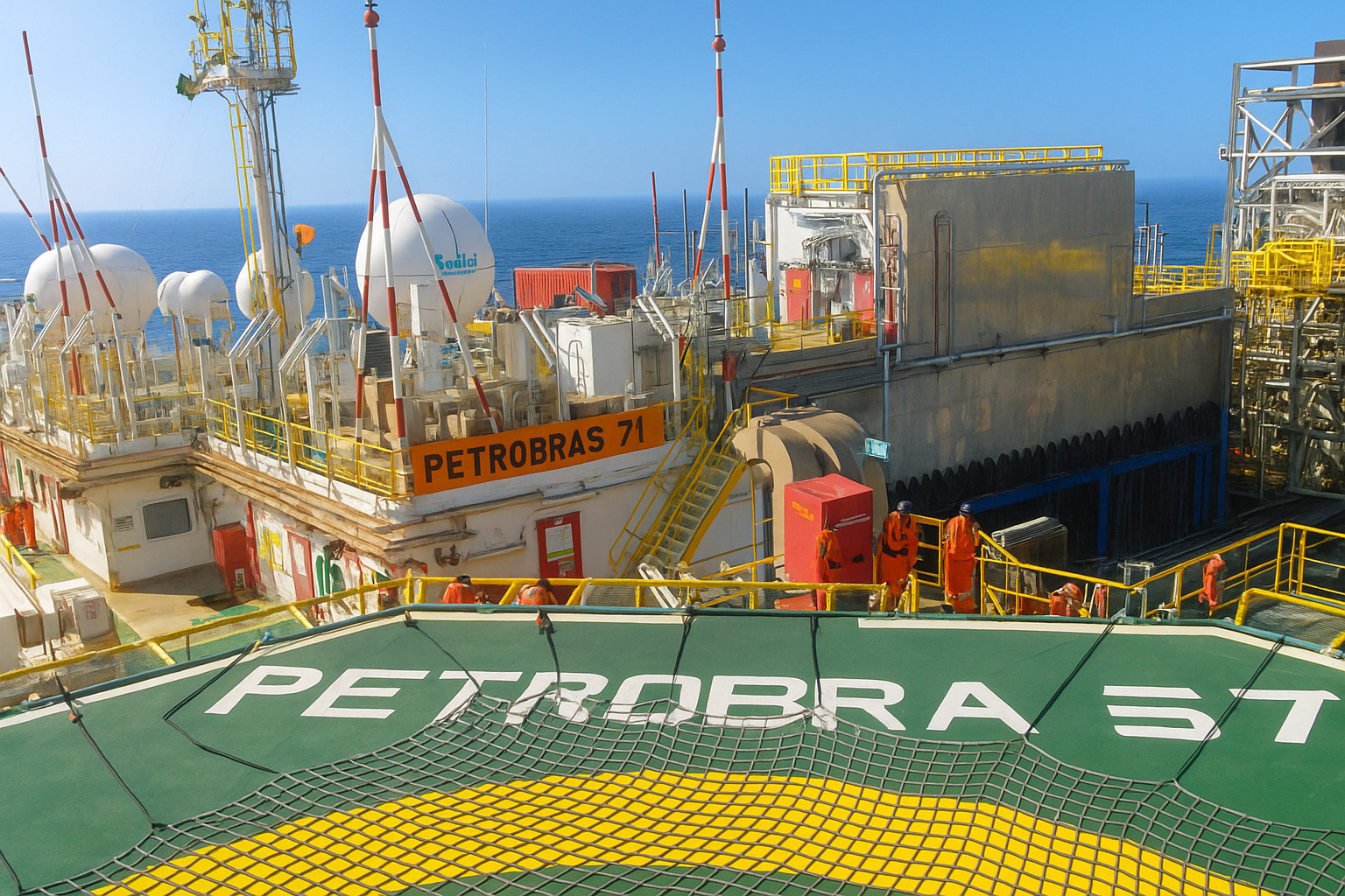 Plataforma de petróleo da Petrobras em alto-mar com profissionais uniformizados sob céu limpo