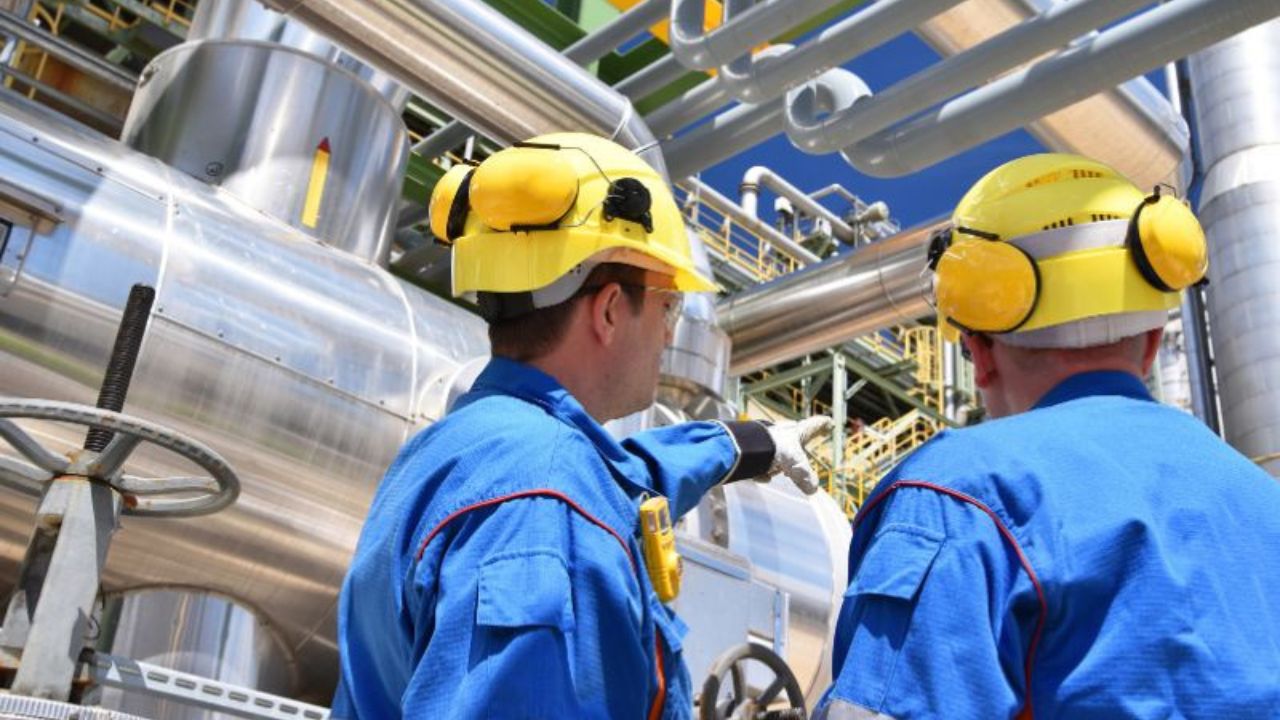 Relatório do BTG indica que o setor de petróleo e gás do Brasil terá impacto reduzido com tarifas dos EUA. Redirecionamento para Ásia e Europa pode mitigar efeitos.