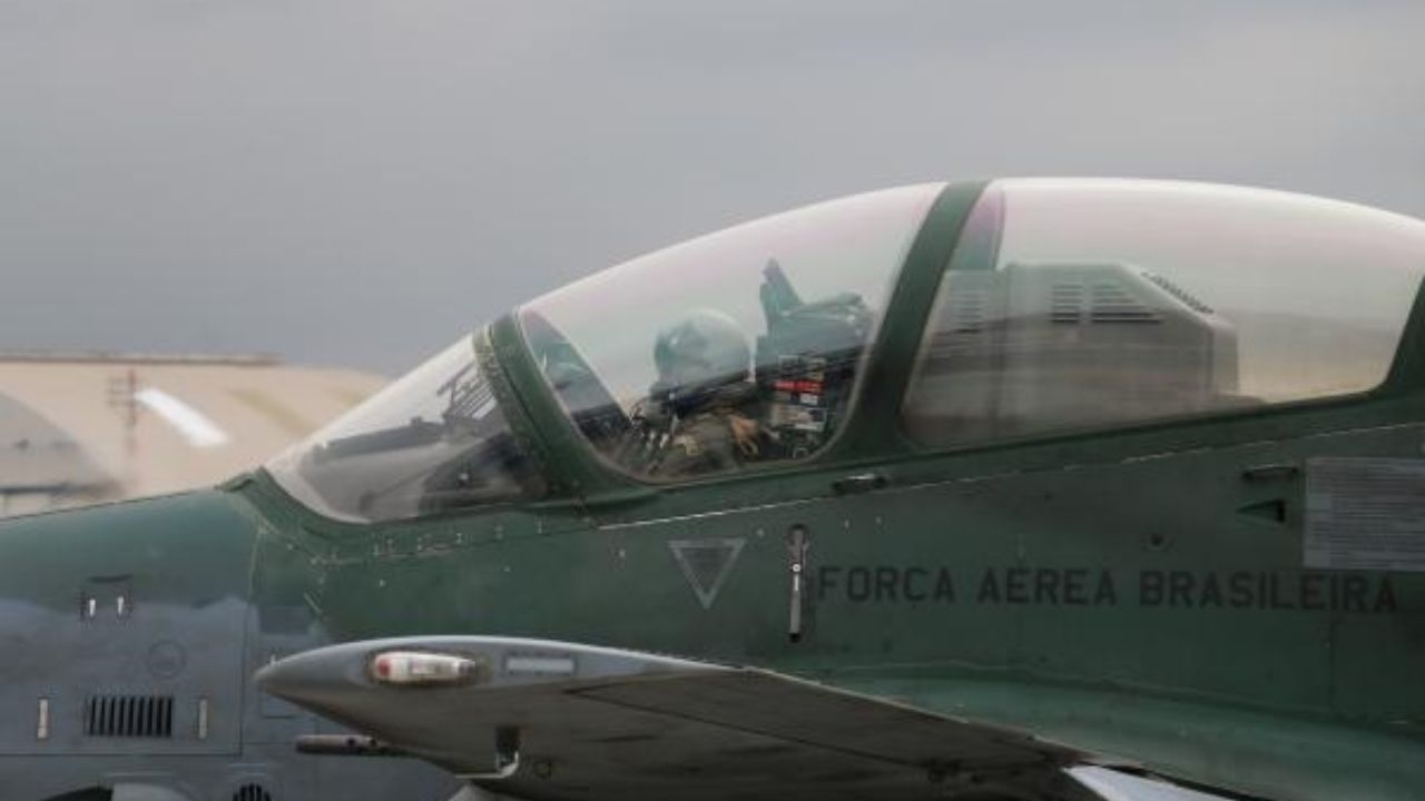 Armados com mísseis e prontos para decolar em minutos, os caças F-5M e A-29 da Força Aérea são a linha de frente na defesa dos céus do Rio. Imagem: Divulgação FAB
