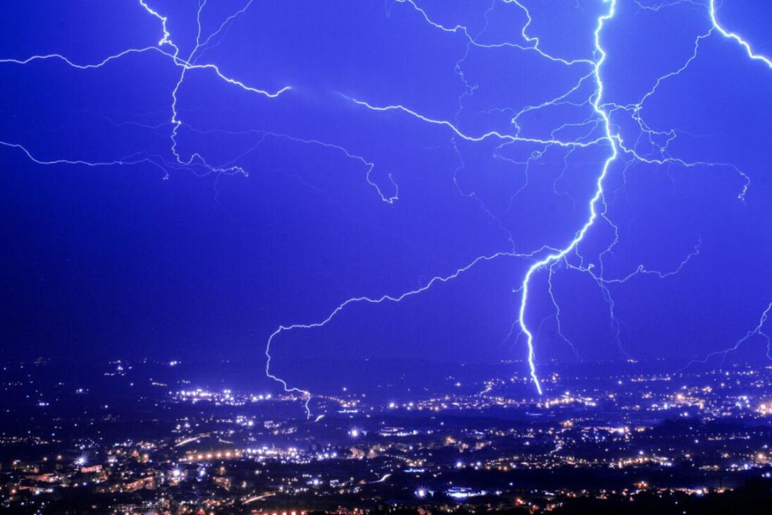 Precisa tirar eletrônicos da tomada quando chove? Entenda o risco real por trás do alerta