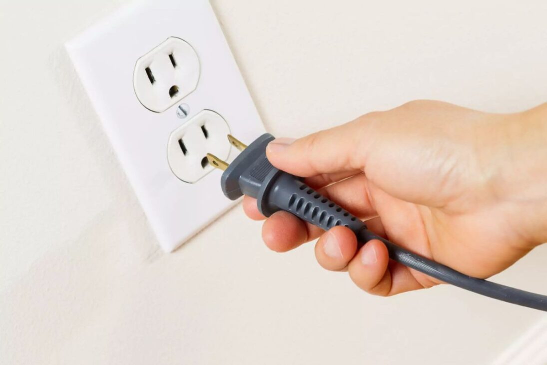 Precisa tirar eletrônicos da tomada quando chove? Entenda o risco real por trás do alerta
