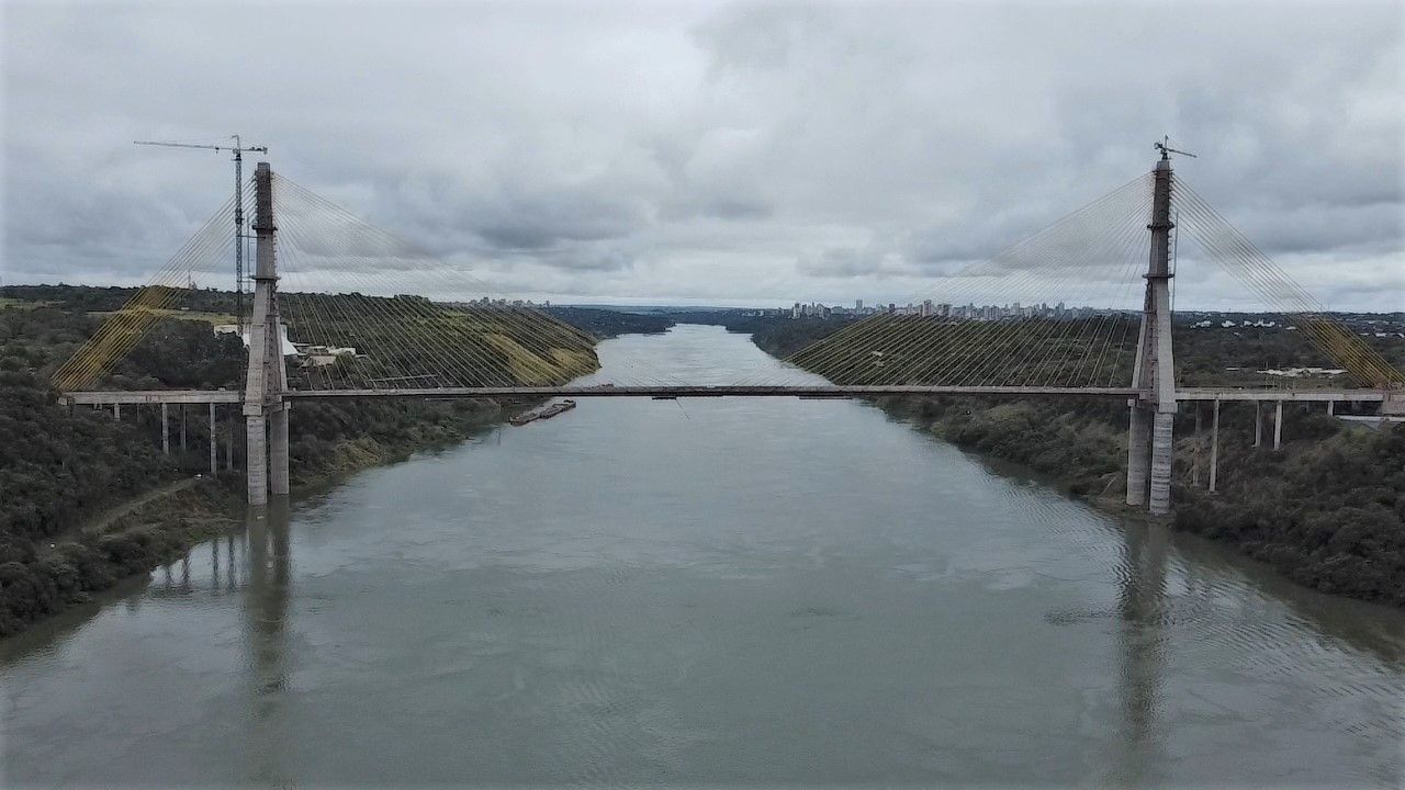A Ponte da Integração, que liga Foz do Iguaçu (Brasil) a Presidente Franco (Paraguai), detém o recorde de maior vão livre estaiado da América Latina com 470 metros. Imagem: Departamento de Estradas de Rodagem 