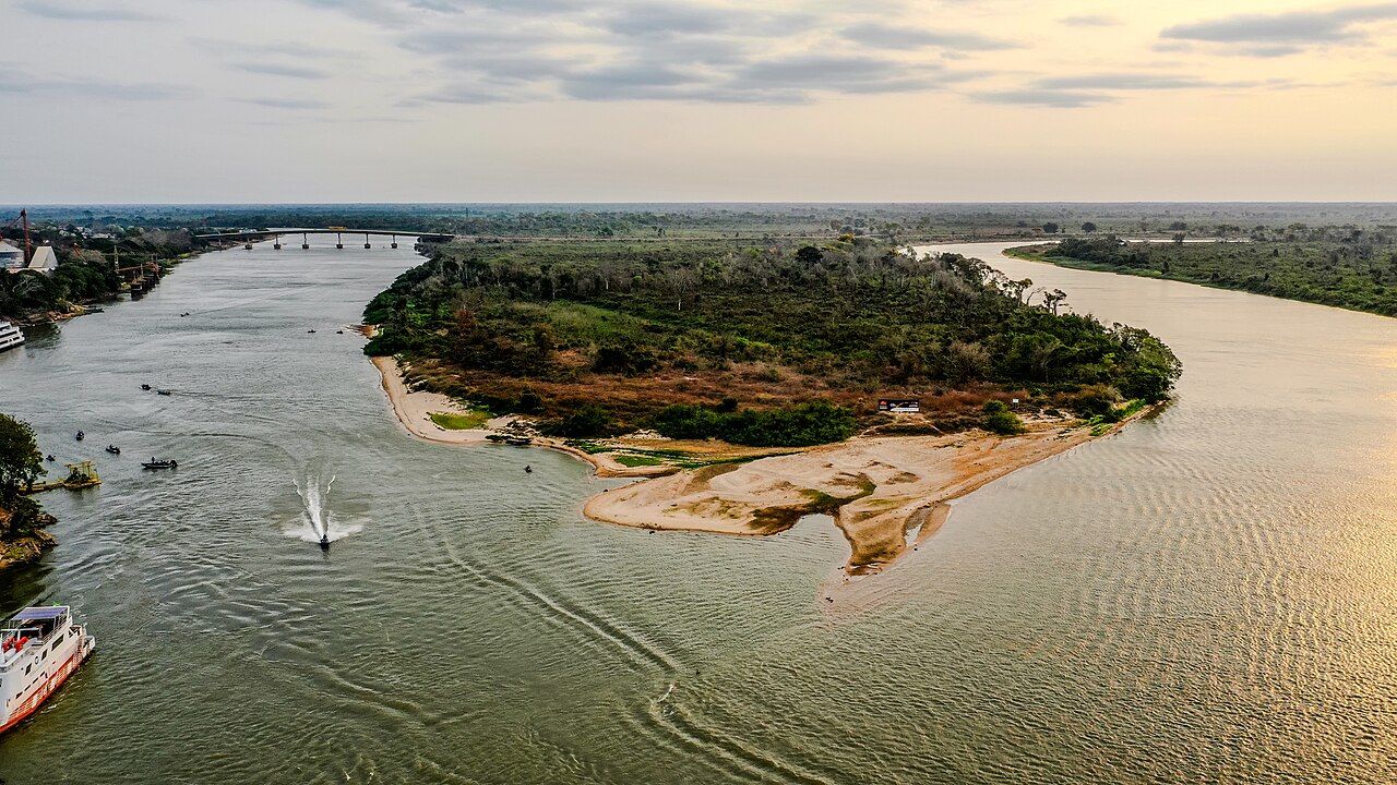 Imagem aérea do Rio Paraguai e Cais do Porto na cidade de Cáceres - Mato Grosso.
