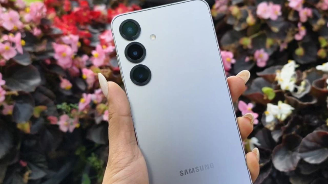 Lançado no início de 2025, o Samsung Galaxy S25 aprofundou os recursos de Inteligência Artificial e introduziu a performance do processador Snapdragon 8 Gen 4. Imagem: Samsung Galaxy S25