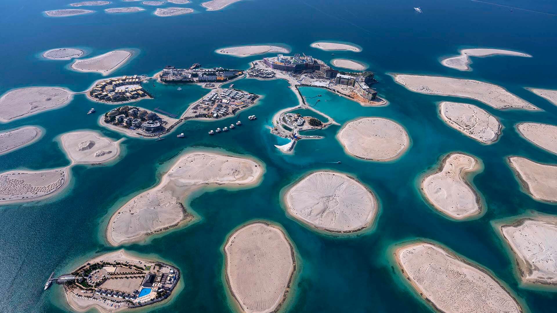 O arquipélago do Oriente Médio que criou ilhas artificiais só para milionários europeus — e agora cobra até R$ 100 mil por diária em casas flutuantes