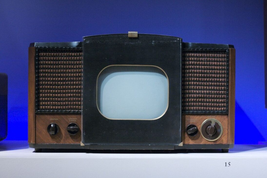 Um apartamento por uma TV: quanto custaria hoje a primeira televisão vendida no Brasil?