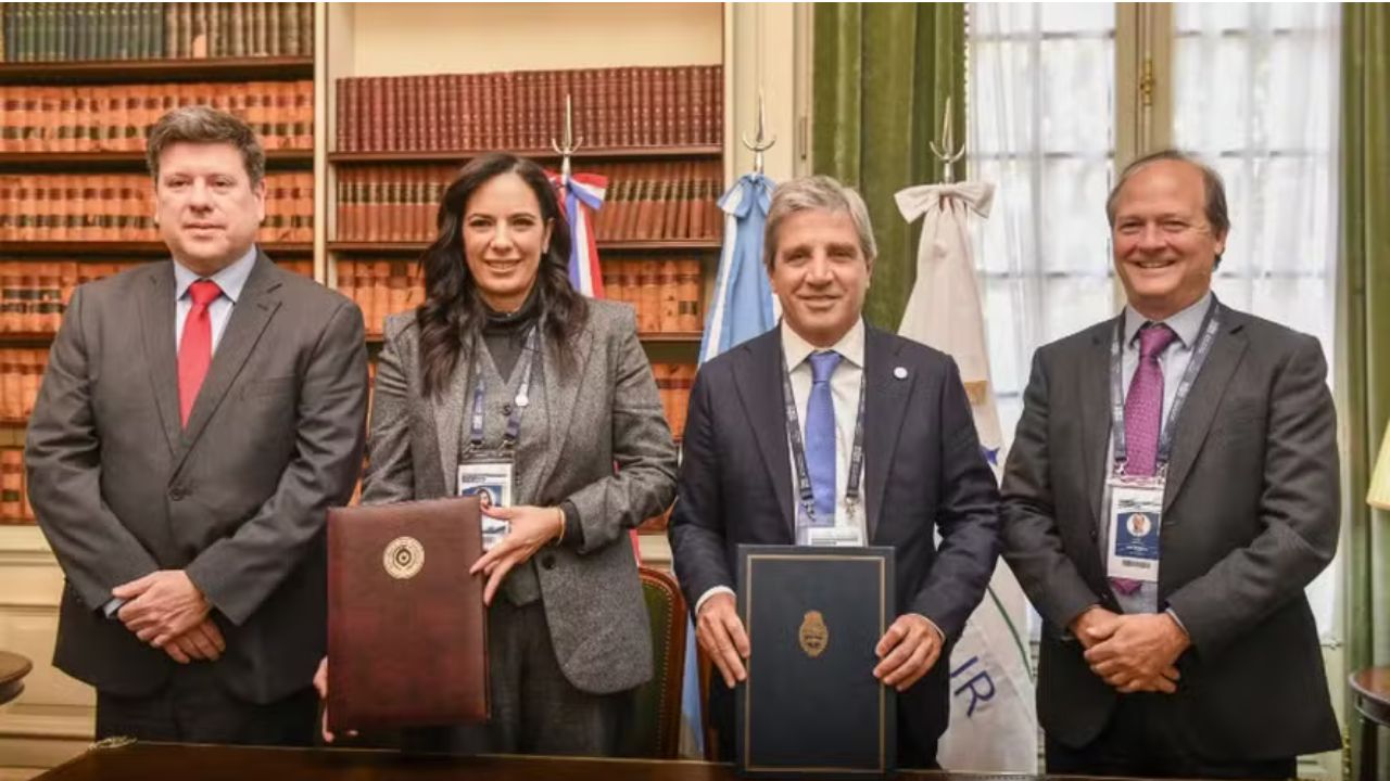 Argentina e Paraguai firmam acordo para construção de gasoduto estratégico que ligará Vaca Muerta ao Brasil via Paraguai, fortalecendo integração energética no Mercosul.