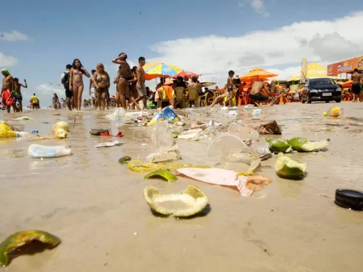 Plásticos da Ásia invadem praia no Brasil e revelam rota invisível da poluição global. Impacto no turismo, economia e meio ambiente!