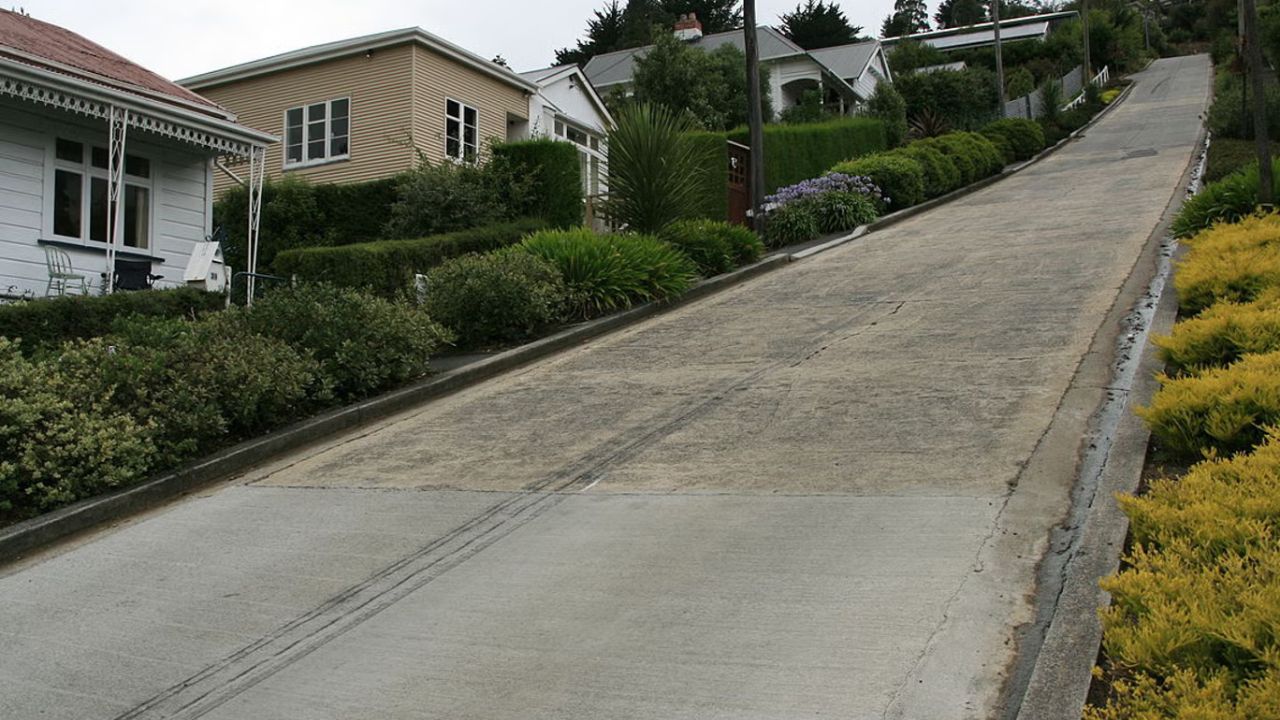 A rua inclinada mais famosa do planeta, Baldwin Street, em Dunedin, Nova Zelândia, desafia a gravidade com sua impressionante inclinação de 35%. Descubra curiosidades e perigos.
