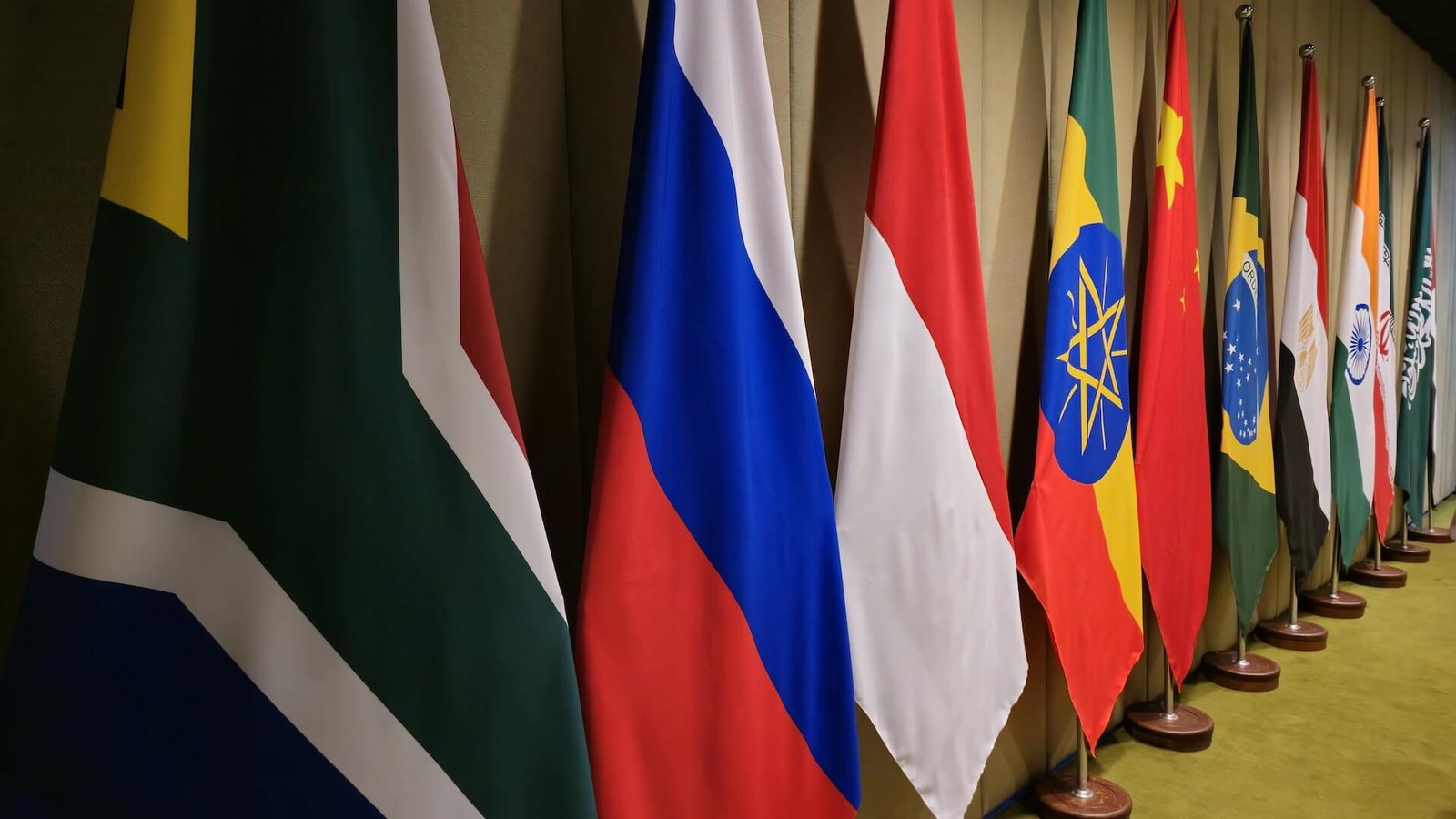 Banco dos BRICS anuncia que 30% das operações serão em moedas locais até 2026, reduzindo a dependência do dólar e fortalecendo a economia!