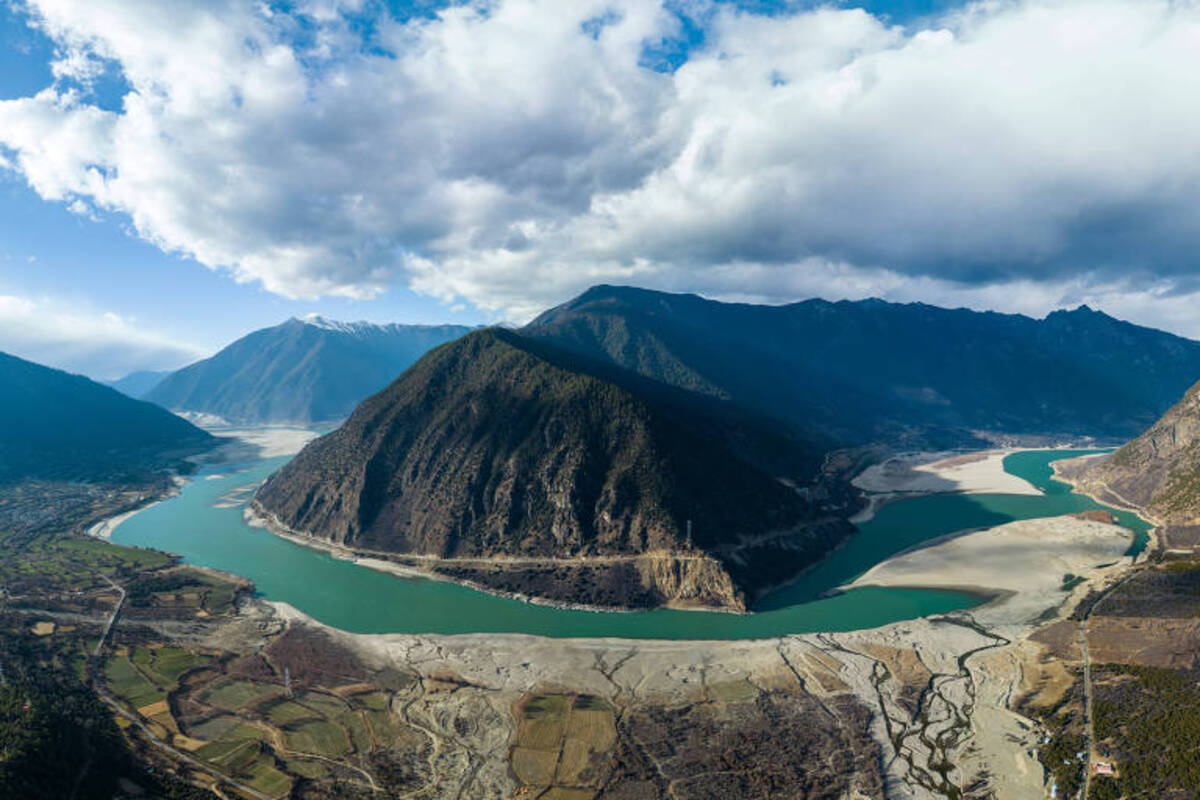 China inicia construção da maior represa do mundo e preocupa Índia e Bangladesh. Preocupação sobre rios, comunidades e o meio ambiente.
