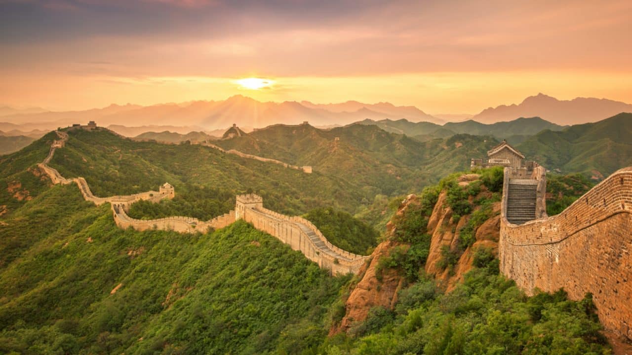 Estende-se por milhares de quilômetros, a grande Muralha da China. Um valor simbólico e cultural inestimável, e hoje um Patrimônio Mundial.