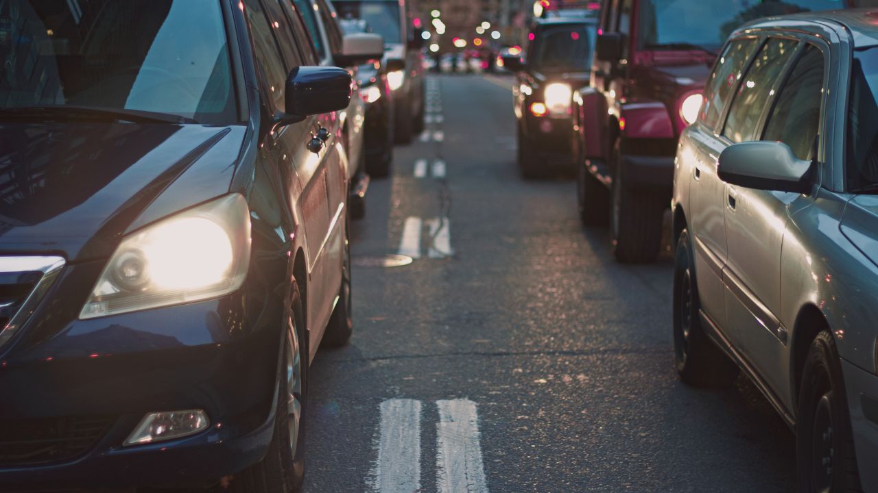 Descubra como os freios a disco surgiram, passaram da aviação para os carros e se tornaram padrão de segurança automotiva no mundo todo!