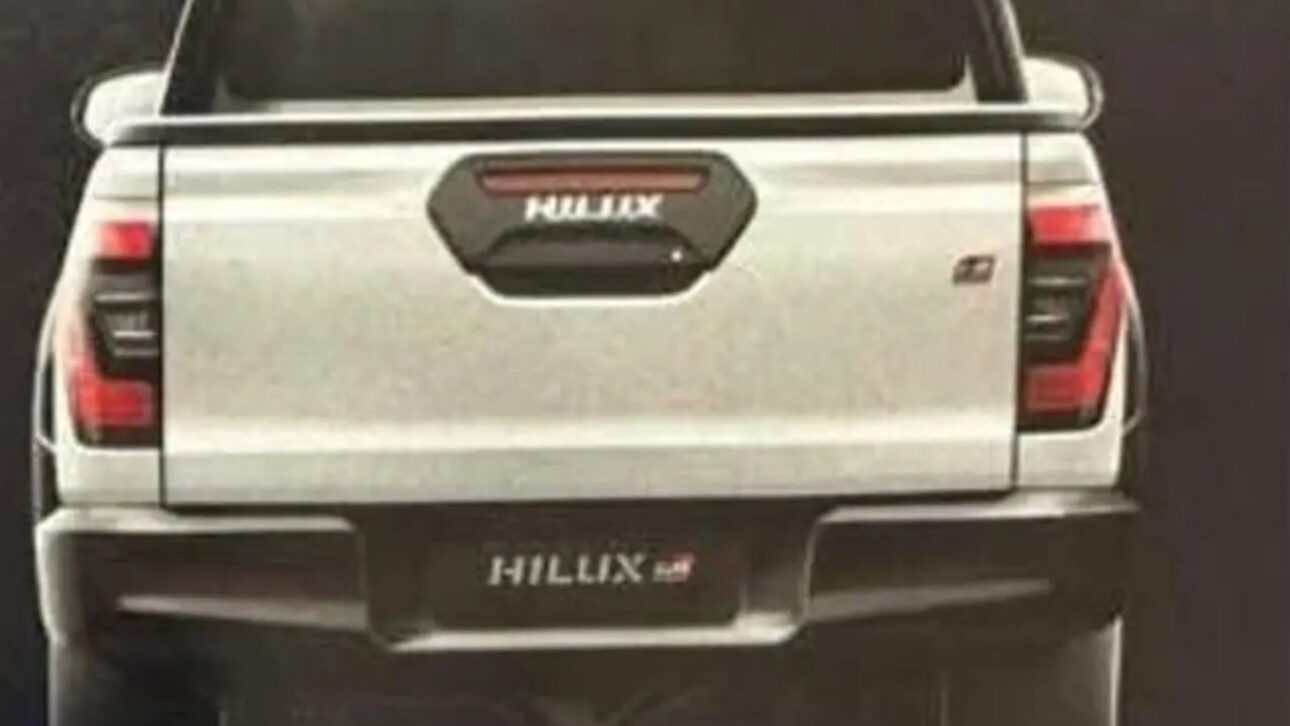 Imagens da Toyota Hilux 2026 vazam na Ásia e revelam reestilização profunda, inspiração no Land Cruiser e inédita motorização híbrida-leve. (Imagem: reprodução/@cars_secrets no Instagram)

