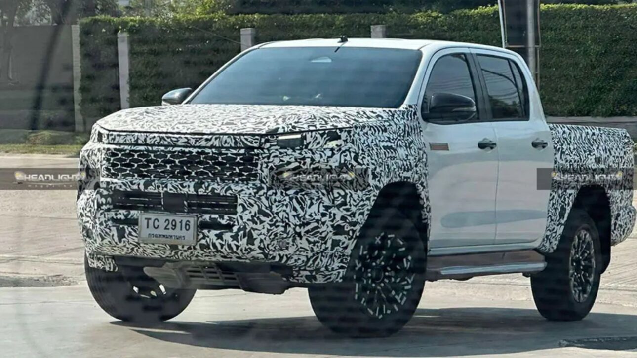 Imagens da Toyota Hilux 2026 vazam na Ásia e revelam reestilização profunda, inspiração no Land Cruiser e inédita motorização híbrida-leve. (Imagem: reprodução/@cars_secrets no Instagram)
