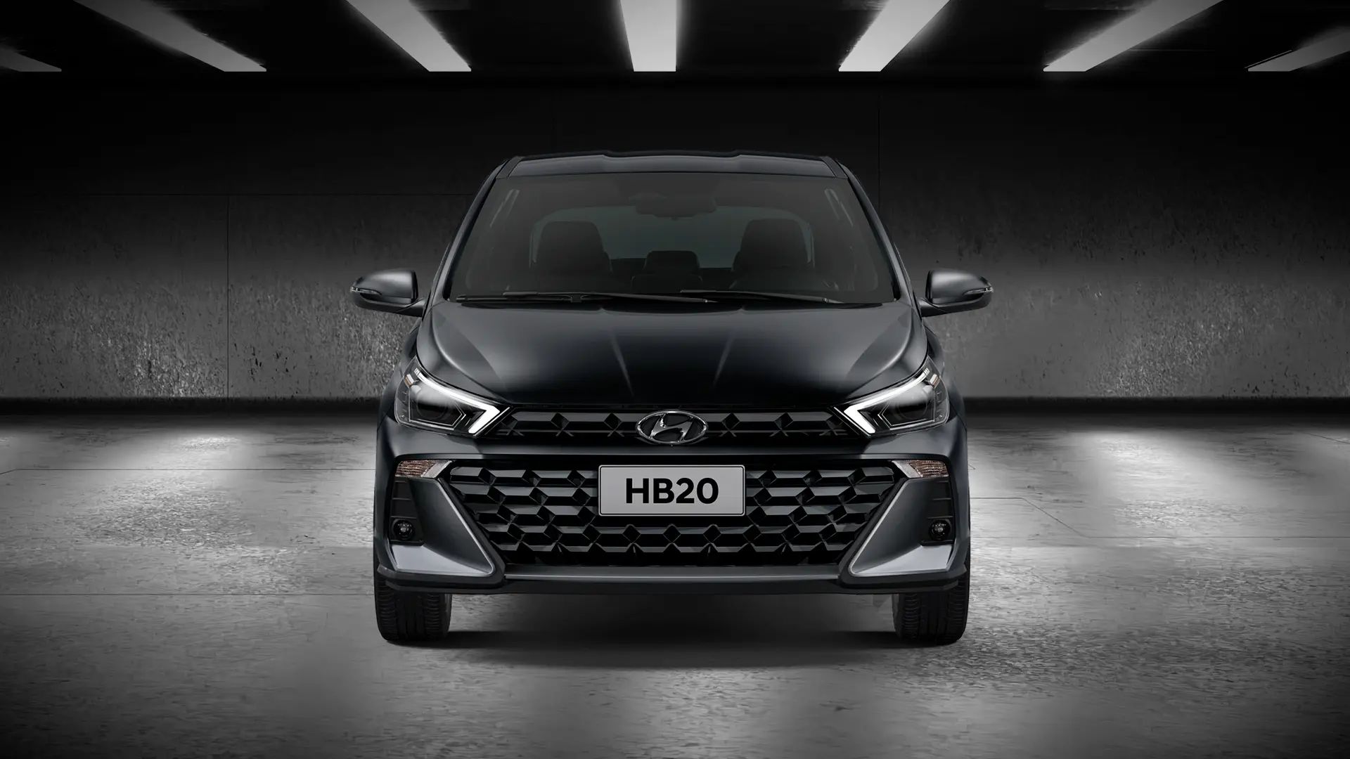 Hyundai HB20 com faixa promocional de desconto e símbolo do Carro Sustentável em cenário urbano