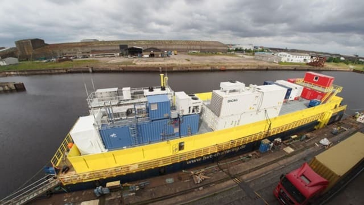 Plataforma flutuante com instalação de contêineres modulares para produção offshore de combustíveis sintéticos a partir de energia eólica, água do mar e ar ambiente.