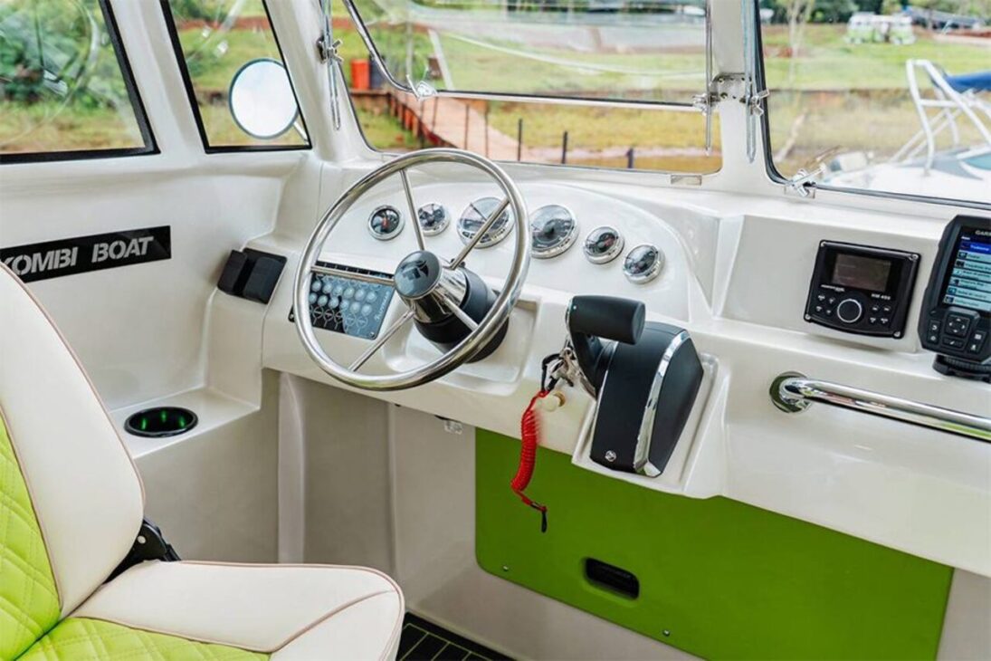 Kombi, Bombi Boat
