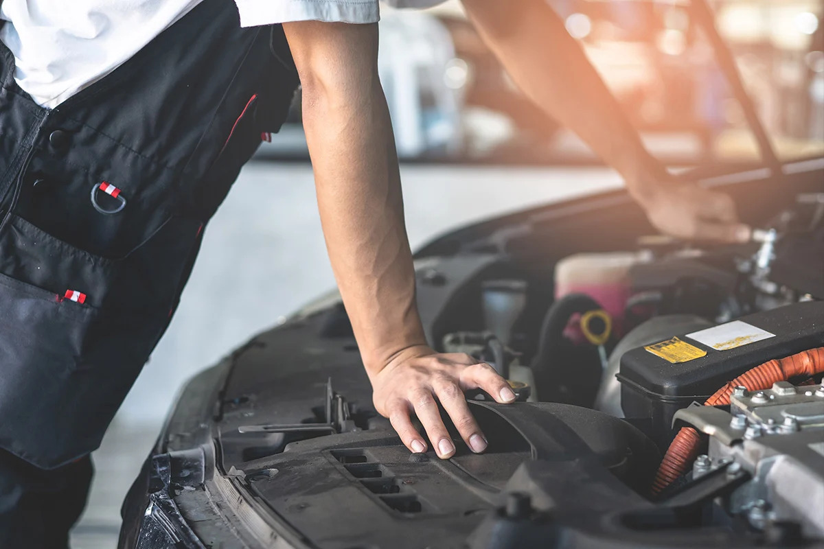 Aprenda como escolher um mecânico confiável e evitar ciladas, veja dicas práticas e sinais de alerta para manter seu carro seguro.