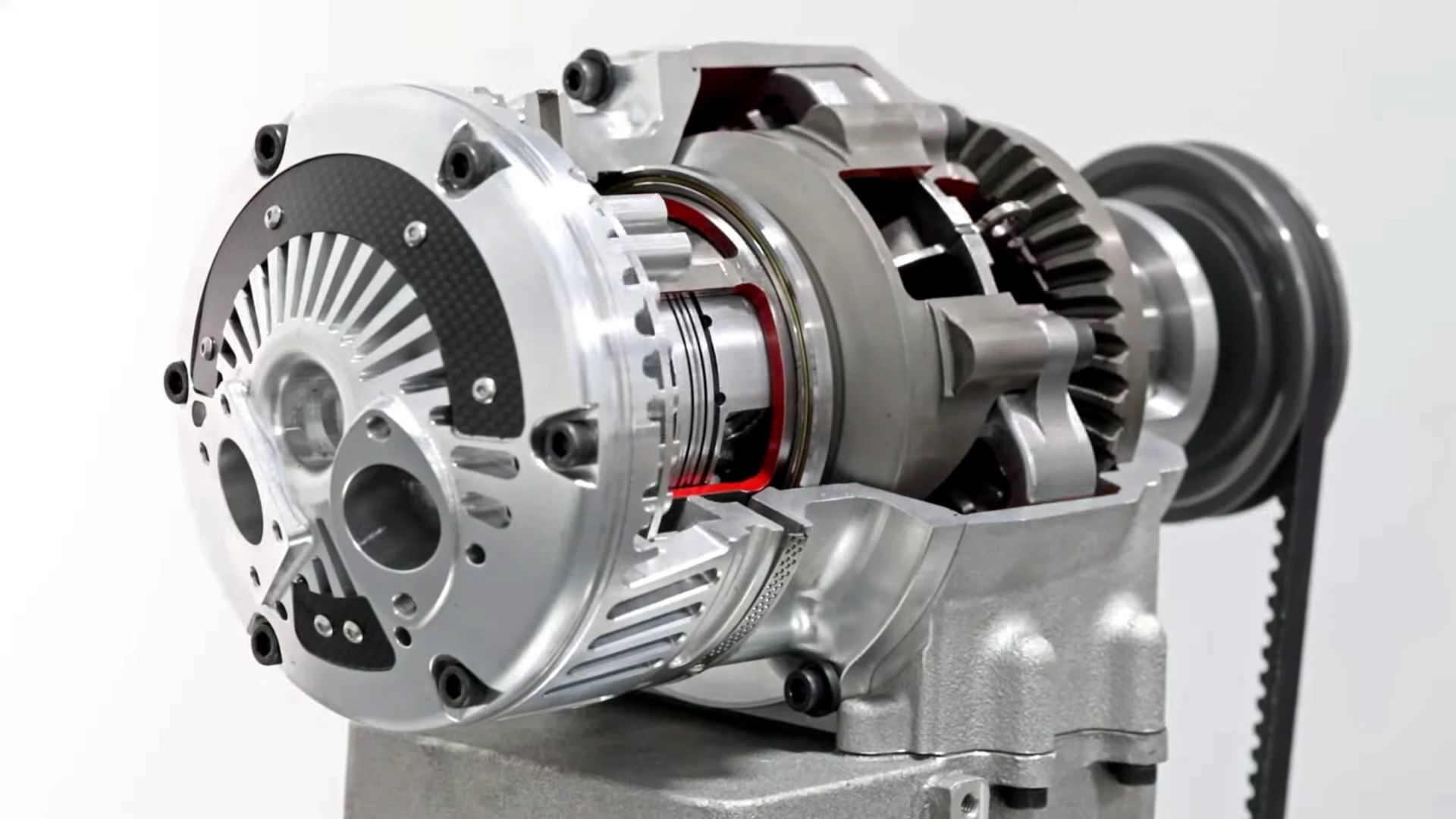 Motor compacto de combustão Avadi sobre bancada técnica, com componentes visíveis e iluminação destacando o design futurista.