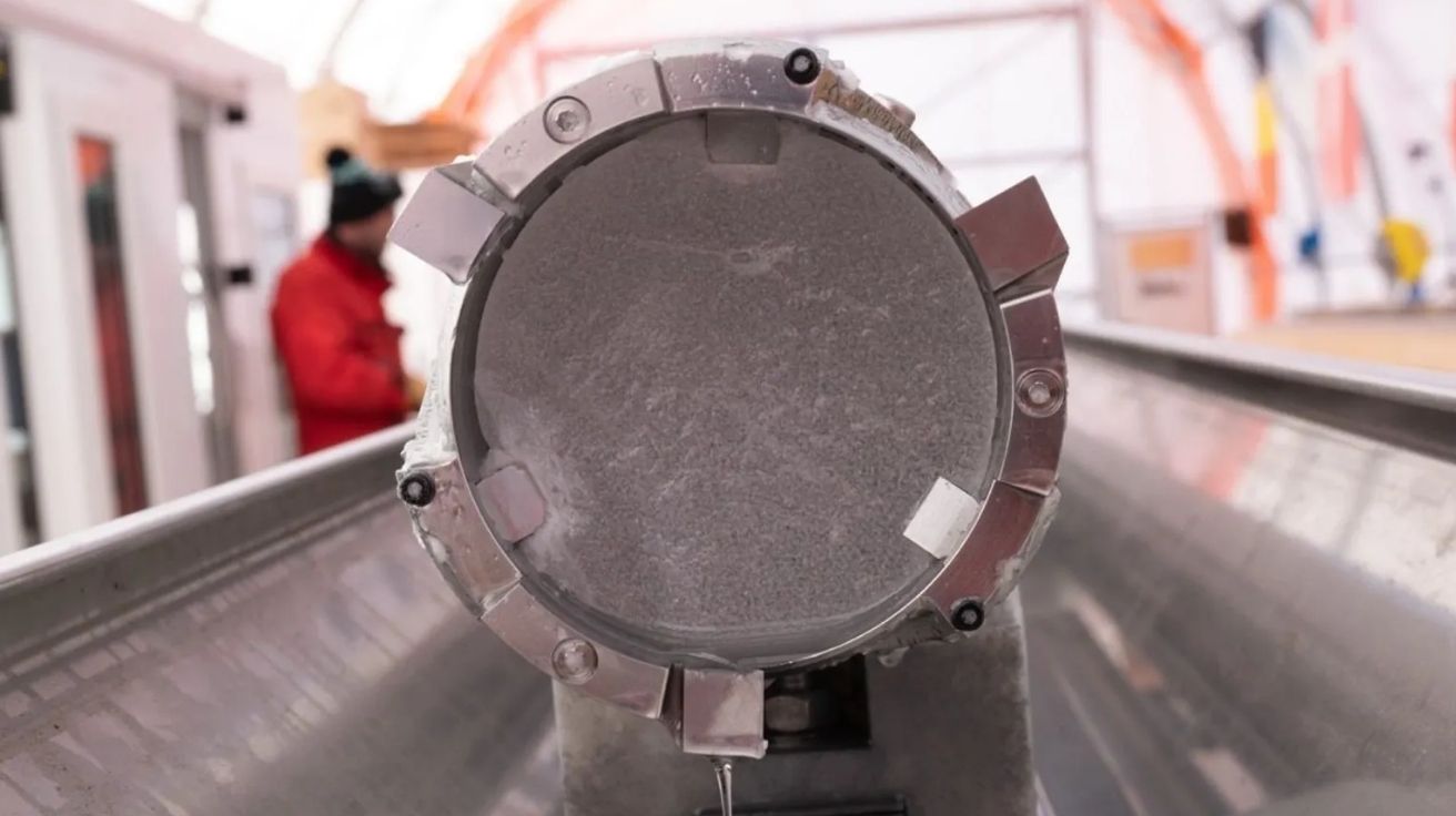 Núcleo de gelo com 1,5 milhão de anos em suporte metálico, coletado na Antártica para estudo climático.