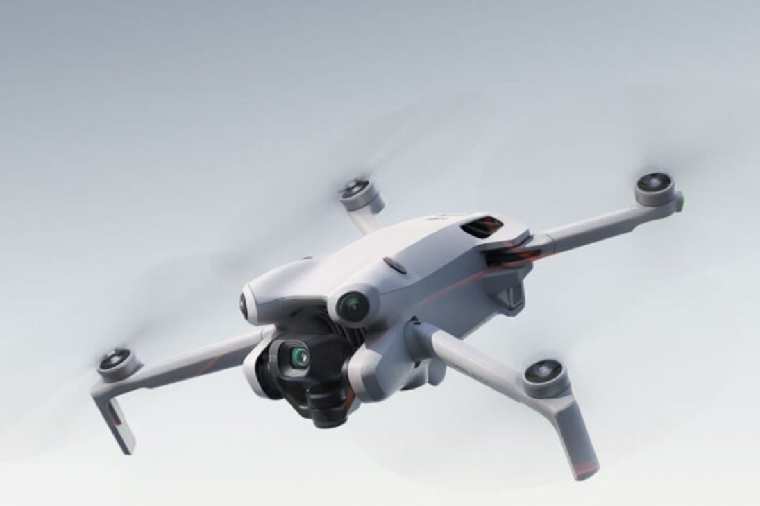 Pesando só 249 gramas, o DJI Mini 4 Pro grava em 4K a 100fps, desvia de obstáculos em 360° e transmite vídeo a 20 km de distância