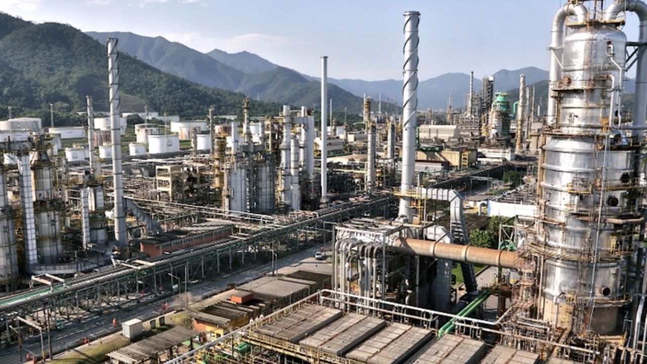 A Refinaria de Cubatão realiza parada de manutenção em julho e agosto, mobilizando 3,6 mil trabalhadores e investindo R$ 490 milhões para garantir segurança e eficiência operacional.