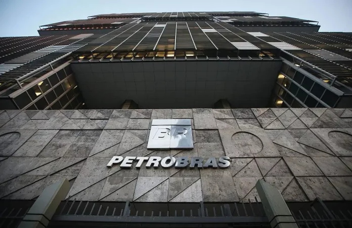 Fachada do prédio da Petrobras no Rio de Janeiro, simbolizando investimento bilionário em refinaria, Braskem e geração de empregos