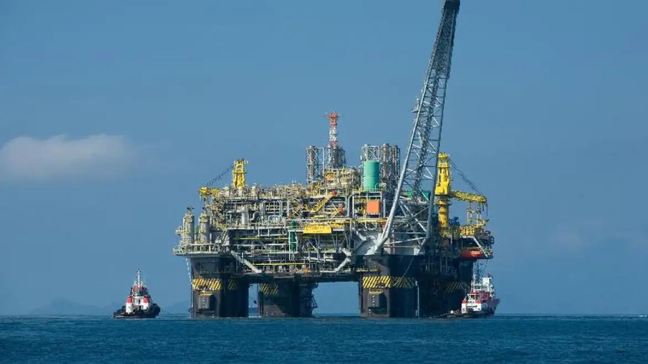 A Bacia de Campos, berço da exploração em águas profundas no Brasil, renasce com tecnologias que aumentam a produção de petróleo e reduzem emissões. Saiba mais.