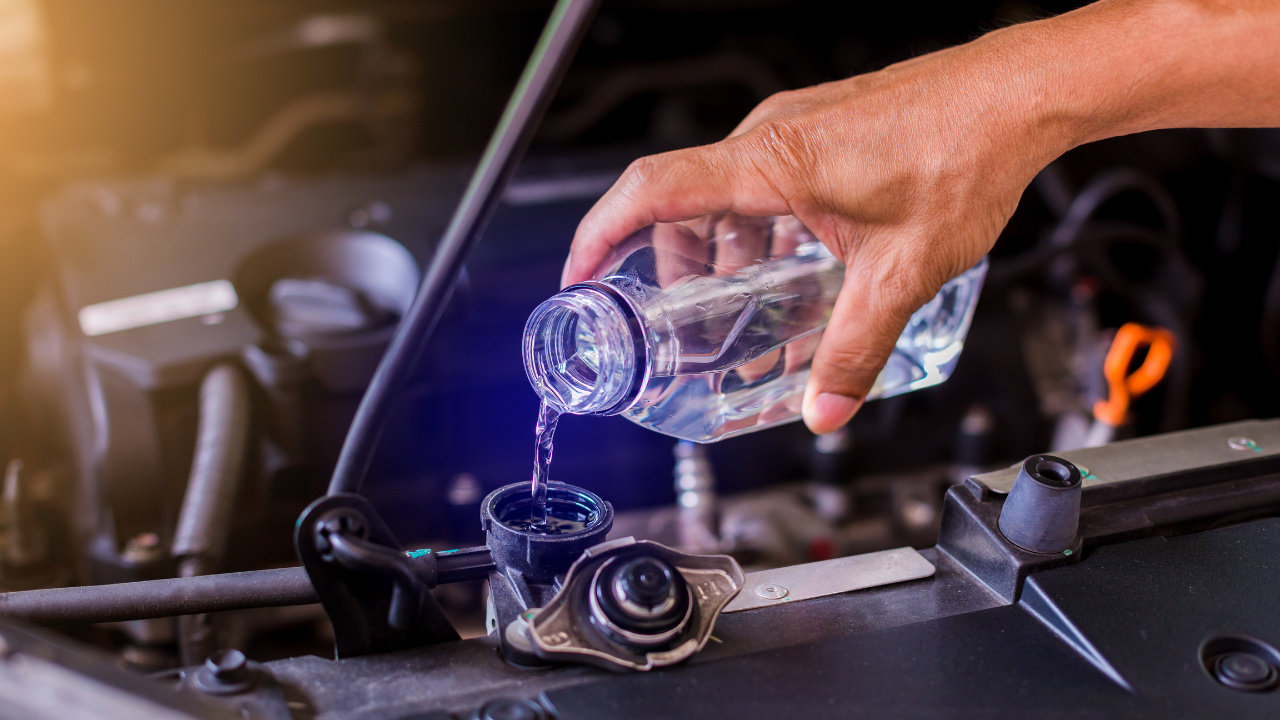 Apesar de ser uma solução momentânea, a água não vai resolver o superaquecimento do seu carro a longo prazo.

Fonte: Canva