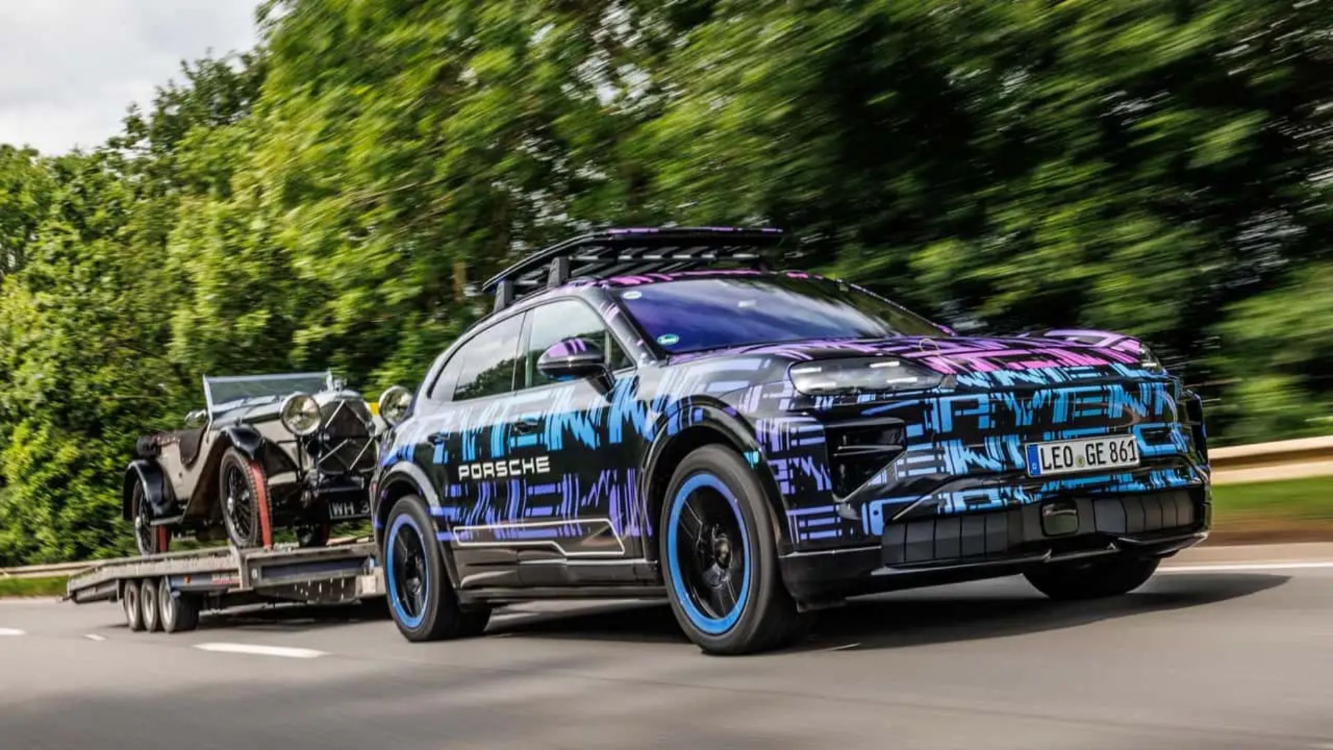Porsche Cayenne elétrico camuflado sobe montanha em teste na Inglaterra com espectadores ao redor da pista