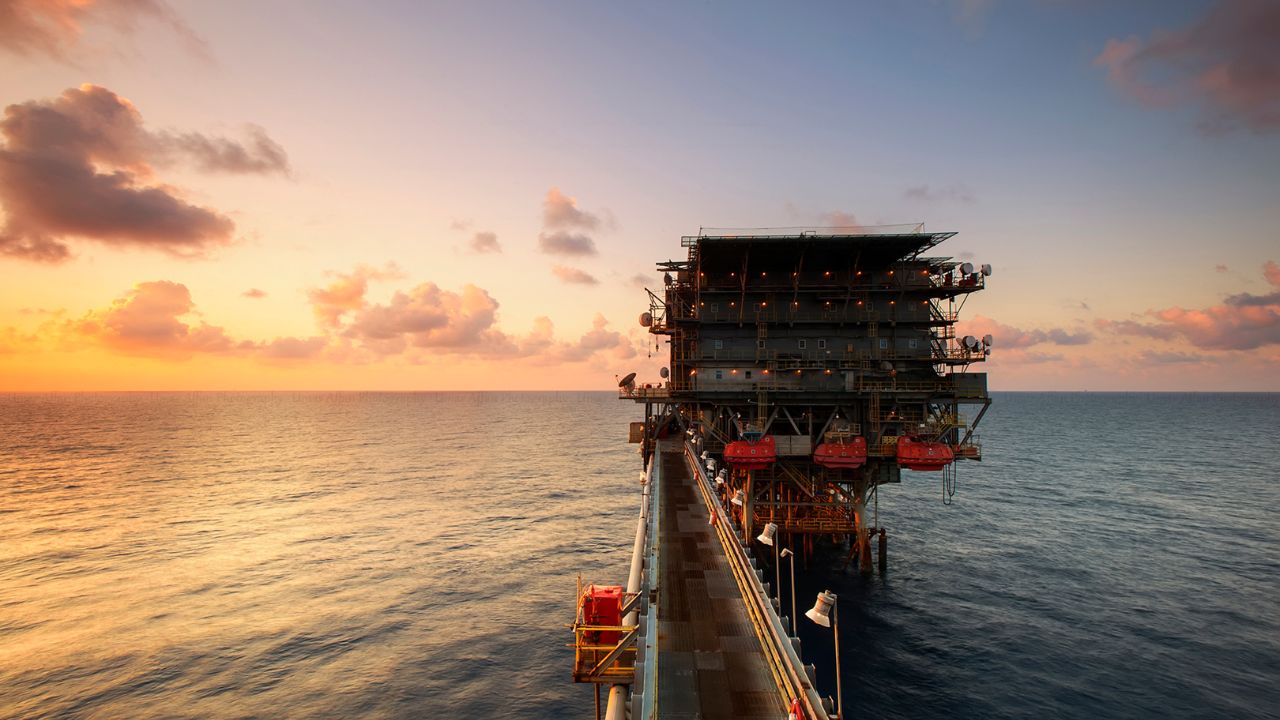 Brasil, Argentina e Guiana respondem por mais de 80% do crescimento global fora da OPEP, com investimentos da Petrobras e cenário geopolítico favorável.