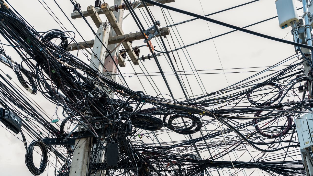 Discover why the underground power grid remains an exception in São Paulo, even after blackouts caused by storms and strong winds. Understand the challenges and costs.