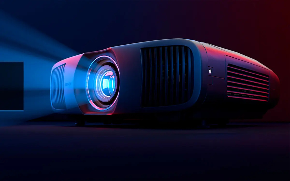 Entenda mais da proposta da Epson no Pro Cinema LS9000, que pretende atender tanto cinéfilos quanto gamers exigentes com seu projetor.