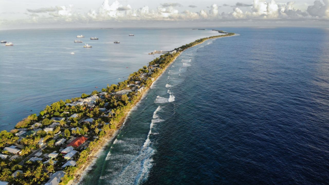 Austrália deu início a um programa inédito para receber pessoas do país que vai desaparecer, o Tuvalu, devido às mudanças climáticas.