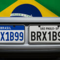 Fim da placa padrão Mercosul? Senador propõe retorno do município e Estado nas placas de carros para reforçar a identificação e ajudar a fiscalização