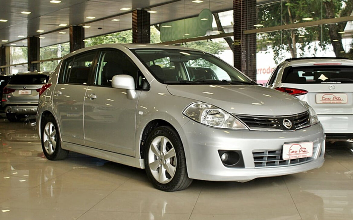 7 carros usados esquecidos que valem ouro robustos com manutenção conhecida e bom custo benefício Nissan Tiida 1.8