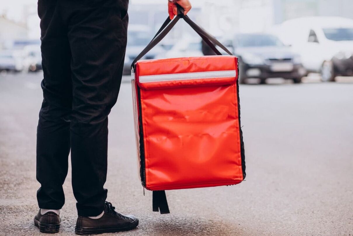 Disputa judicial esquenta no mercado de delivery. A Keeta denuncia a 99Food por supostamente tentar criar um duopólio. Saiba mais sobre a briga que afeta o consumidor.
