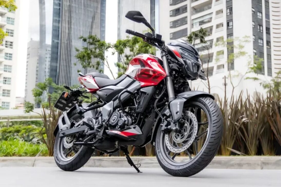 A Bajaj Dominar NS 200 2026 agora oferece modos de pilotagem Offroad, mas tem consumo surpreendente e não é flex