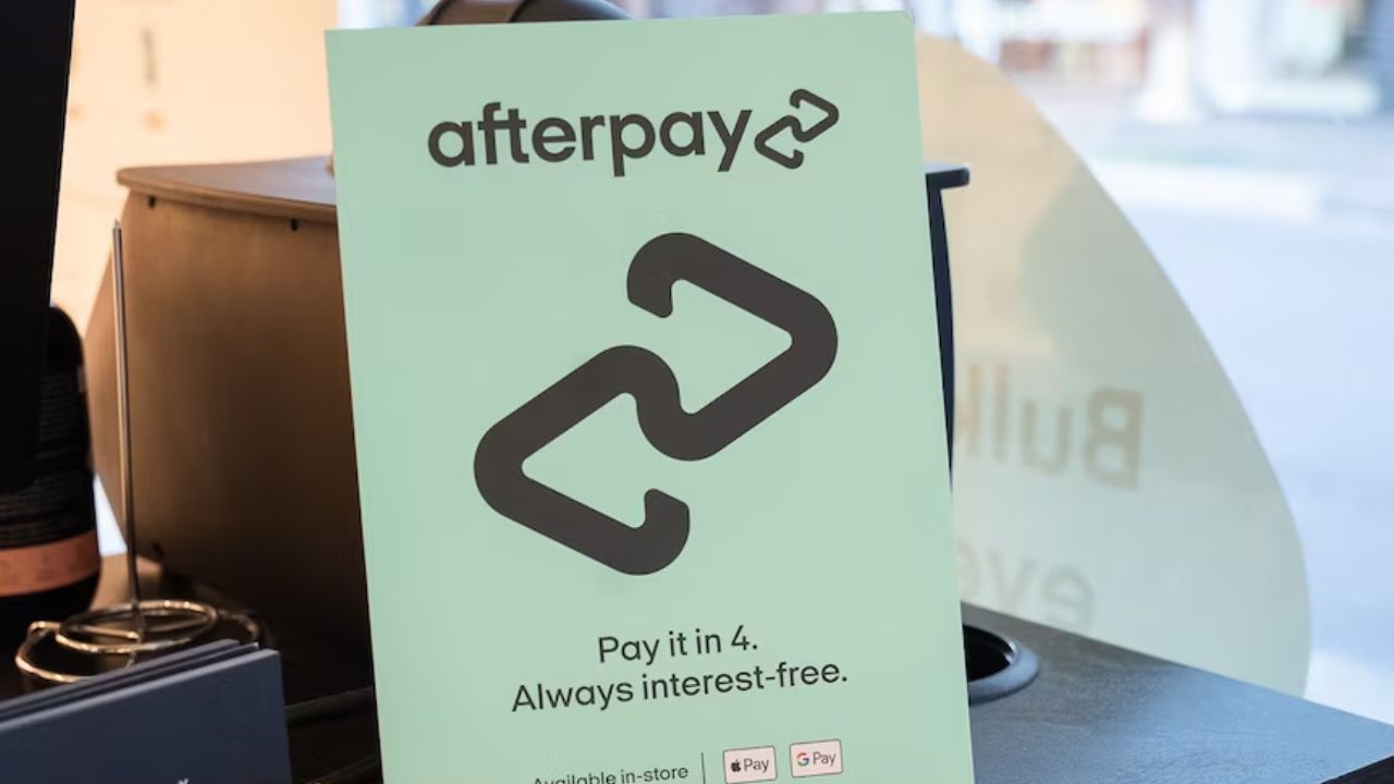 A Afterpay é uma plataforma de "compre agora, pague depois" que permite aos consumidores parcelar compras em quatro vezes sem juros, lucrando com as taxas cobradas dos varejistas.