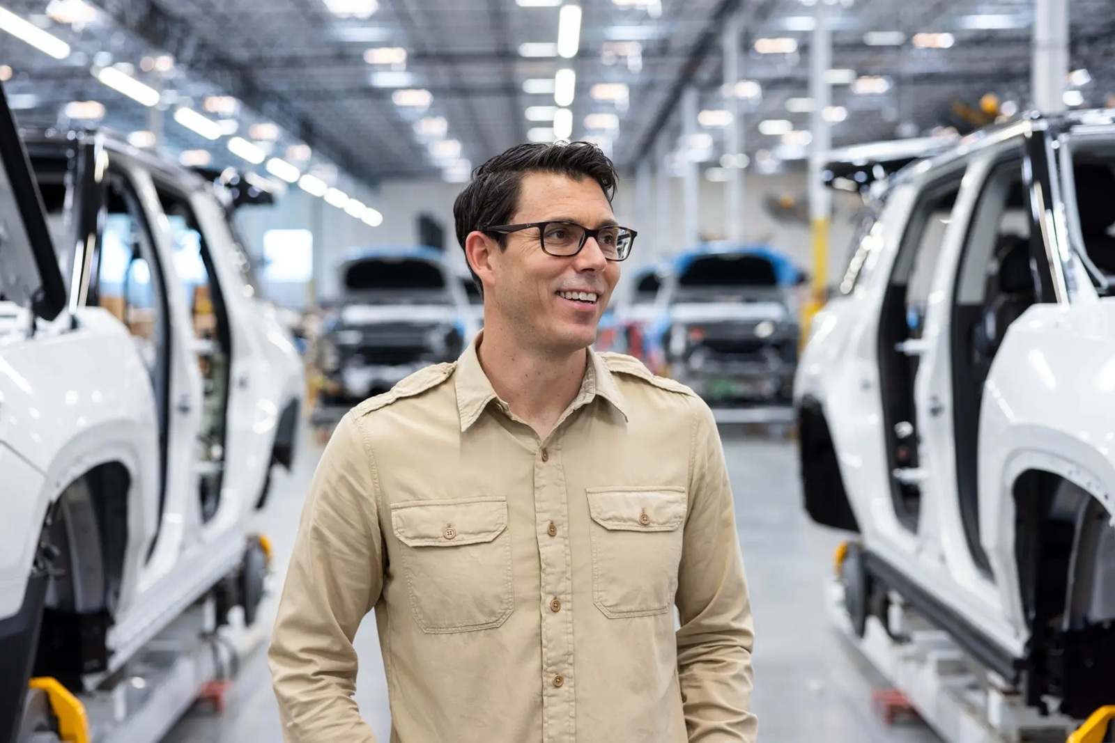Rivian descarta entrar na disputa por carros elétricos com mais de 800 km de alcance e aposta no equilíbrio entre autonomia, preço e inovação.