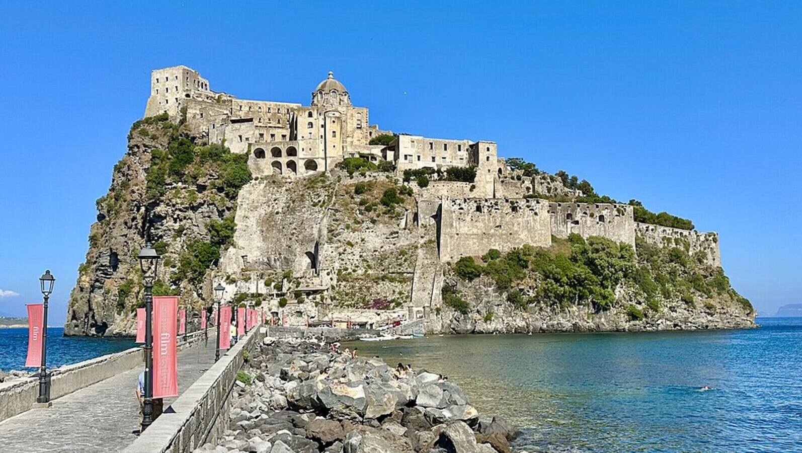 Aenaria, Ilha, Romanos, Ruínas romanas
