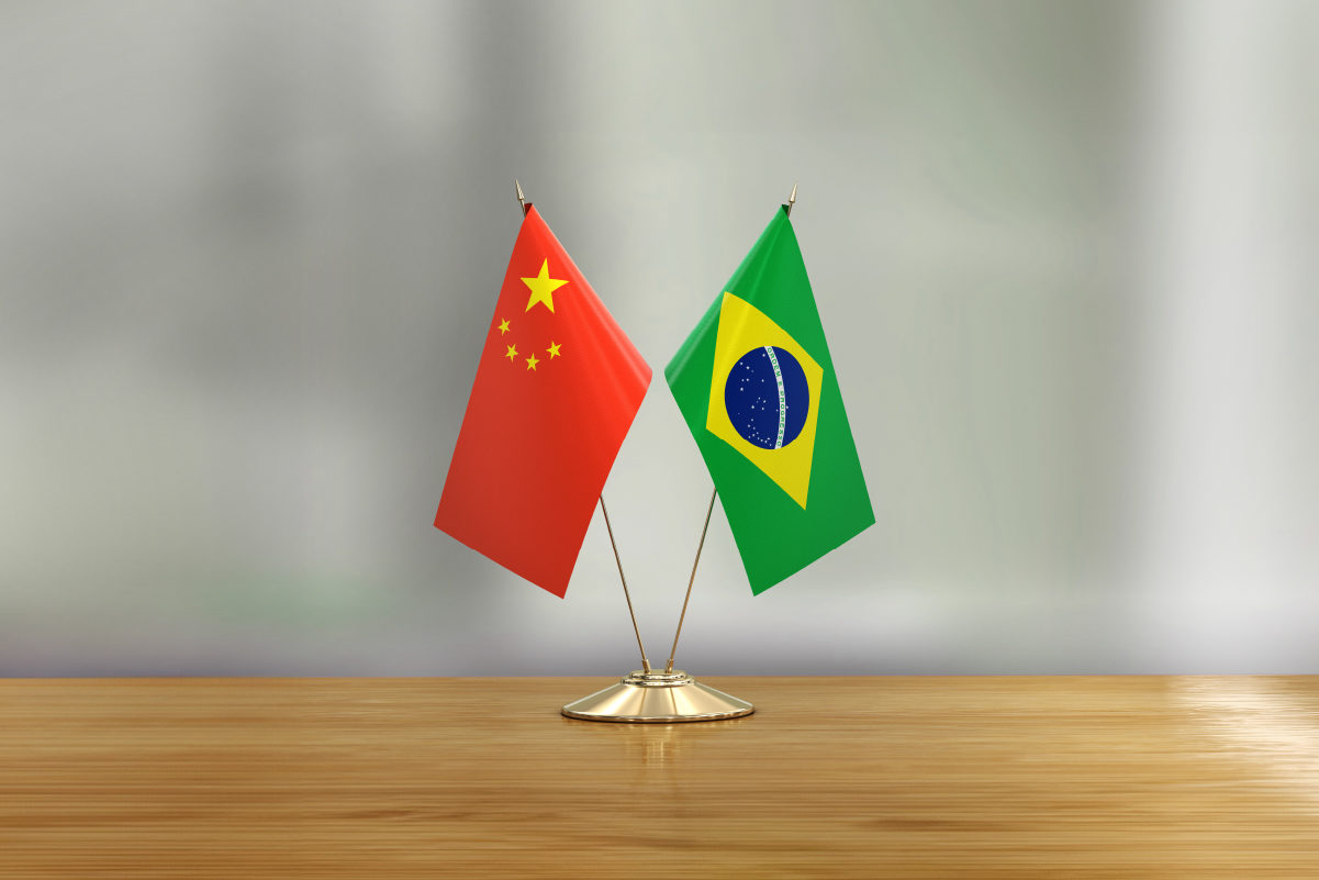 Uma nova força chega ao Brasil: a BYD se destaca ao passar a Nissan em número de vendas. Veja os detalhes da disputa e o futuro do mercado.