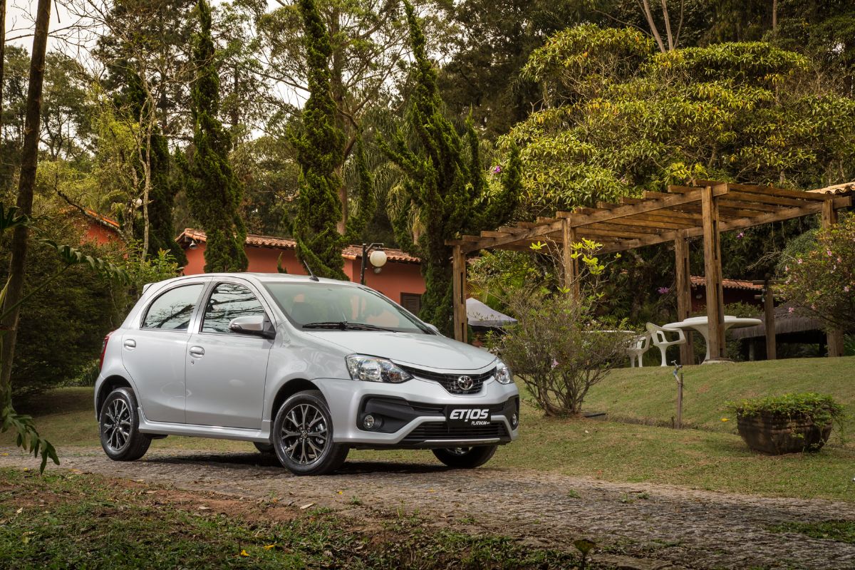 Carro de R$ 40 mil da Toyota continua valorizado entre motoristas de aplicativo por unir consumo de 12 km/l e confiabilidade