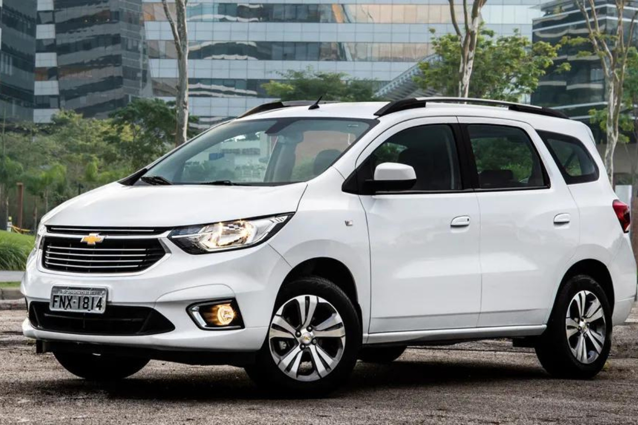 Chevrolet Spin Premier 2024 acomoda 7 pessoas com ar-condicionado traseiro e consumo urbano de até 15,3 km/l com gasolina + autonomia que pode chegar a 710 km com um único tanque na estrada