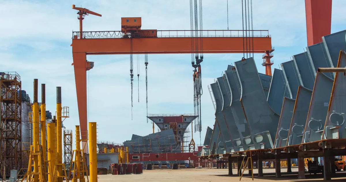 A China anuncia a criação do maior estaleiro do mundo, a CSSC. A fusão bilionária busca cortar custos e superar a turbulência do setor.