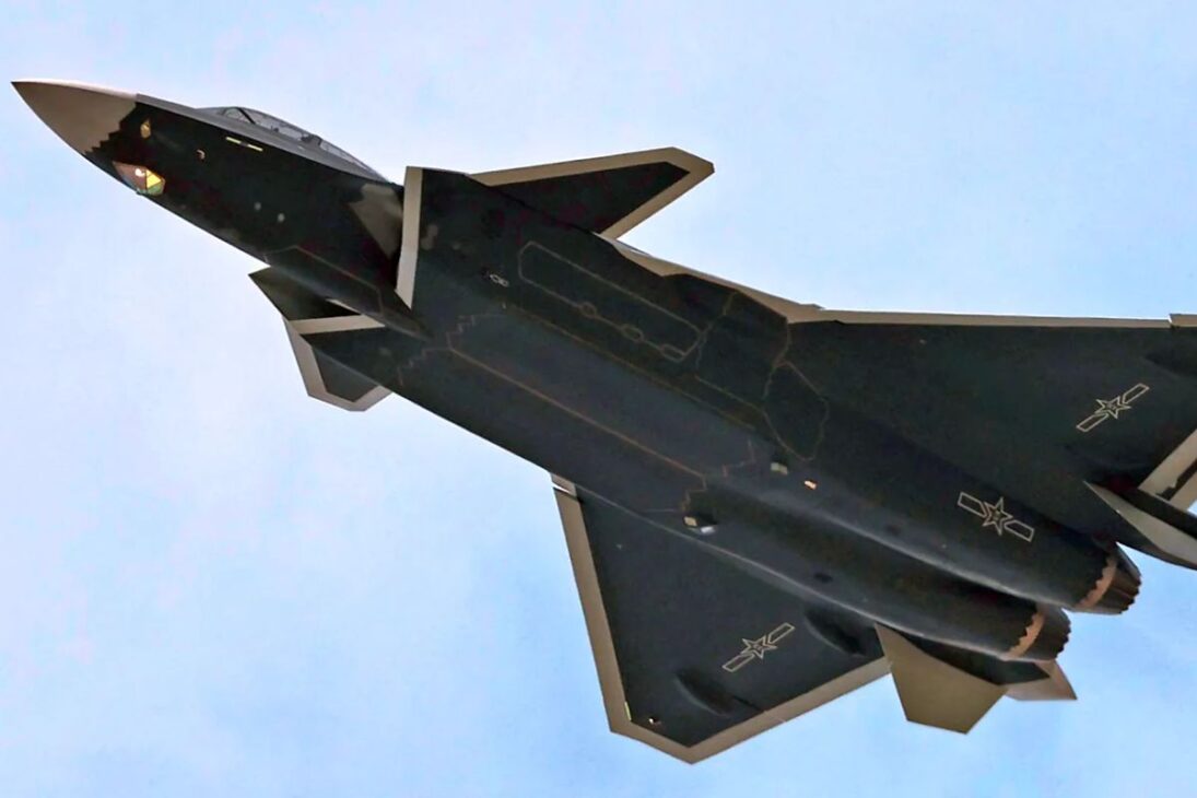 China afirma que caça J-20 stealth cruzou estreito vigiado sem ser detectado por Japão, EUA e Coreia